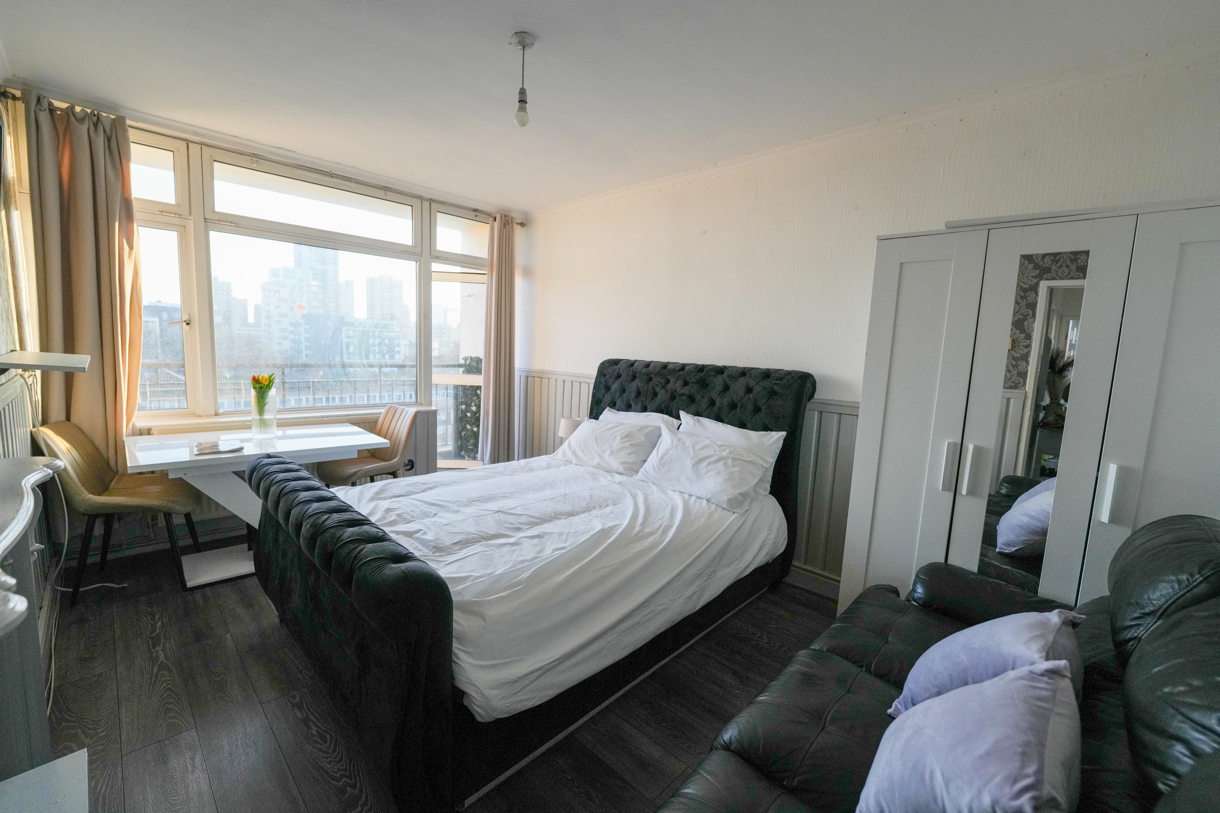 Large Room with private Balcony with Shard View